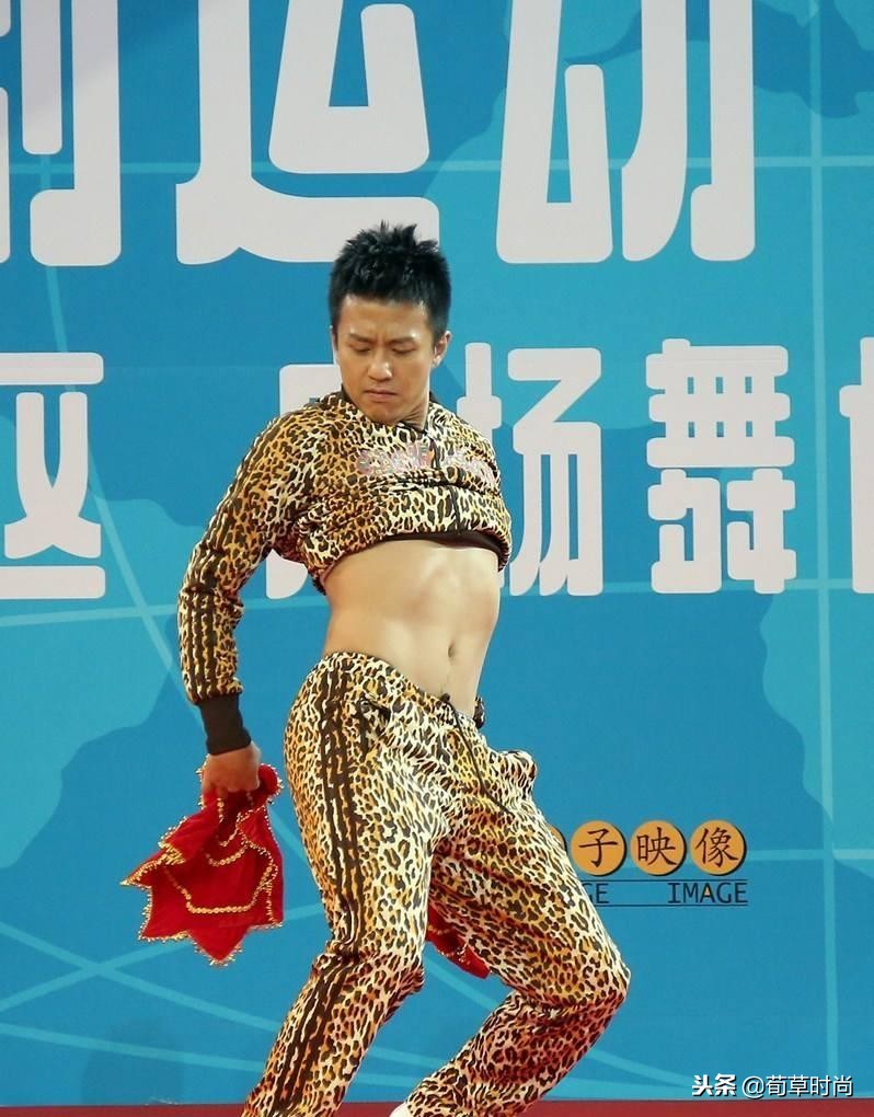 男人骚起来不管女人事！E妹踩高跟穿胸衣演绎性感，不料*袜丝**破了