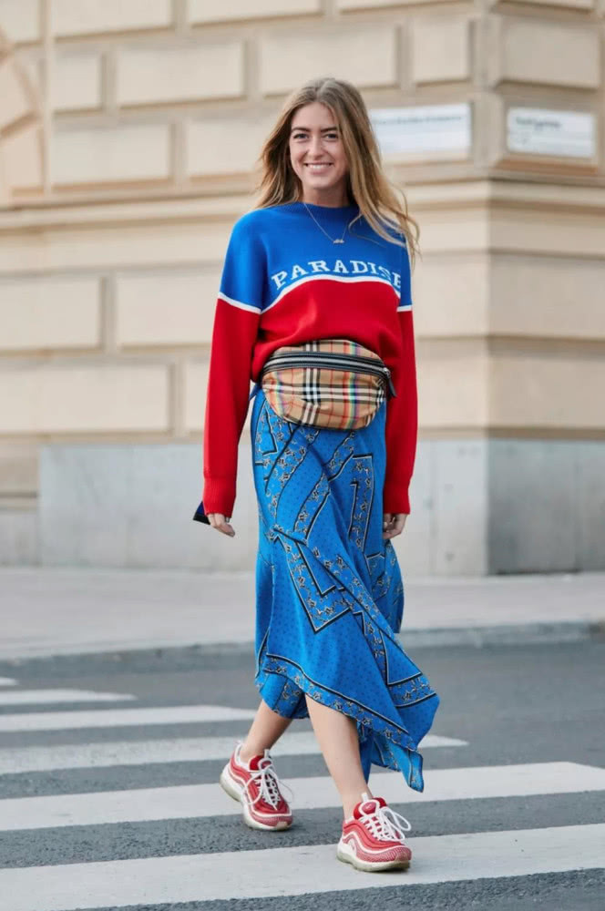 穿条背带就敢出门，侧身时让人倒吸一口气