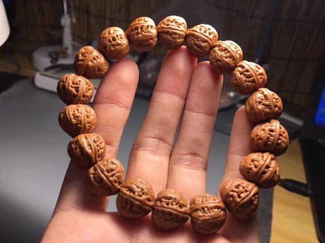小核桃手串颜色很深但是不亮,小核桃手串几十个的跟几百的区别