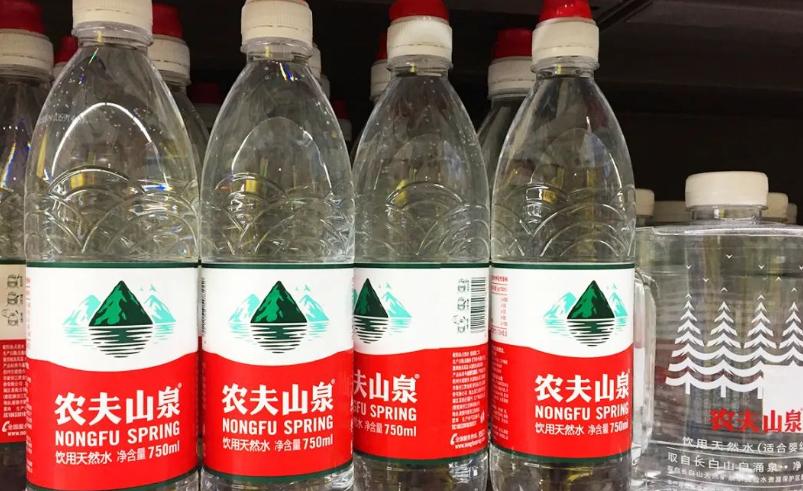 恒大冰泉与农夫山泉排名哪个更高,农夫山泉与恒大冰泉发生了什么