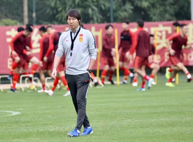 李铁边跑边颠球,李铁颠球