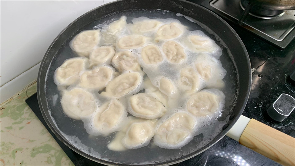 速冻饺子是冷水下锅还是开水下锅,冻饺子怎么煮才不会破皮