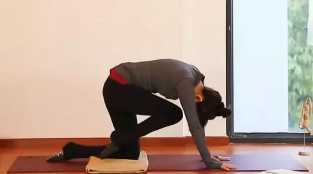 产后耻骨疼用什么瑜伽体式,产后半年修复瑜伽体式