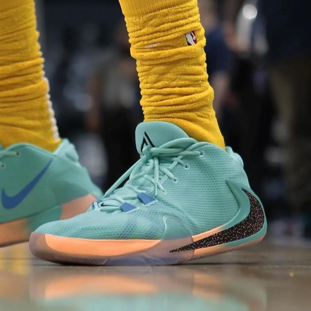 NBA球员上脚:莫里斯穿詹姆斯球鞋,库克的KD12很帅气