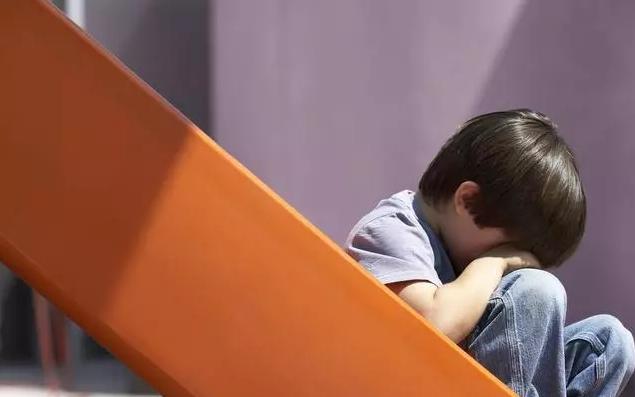 “妈妈今天老师亲我了”：别让我们拼命保护的孩子，毁在性教育上