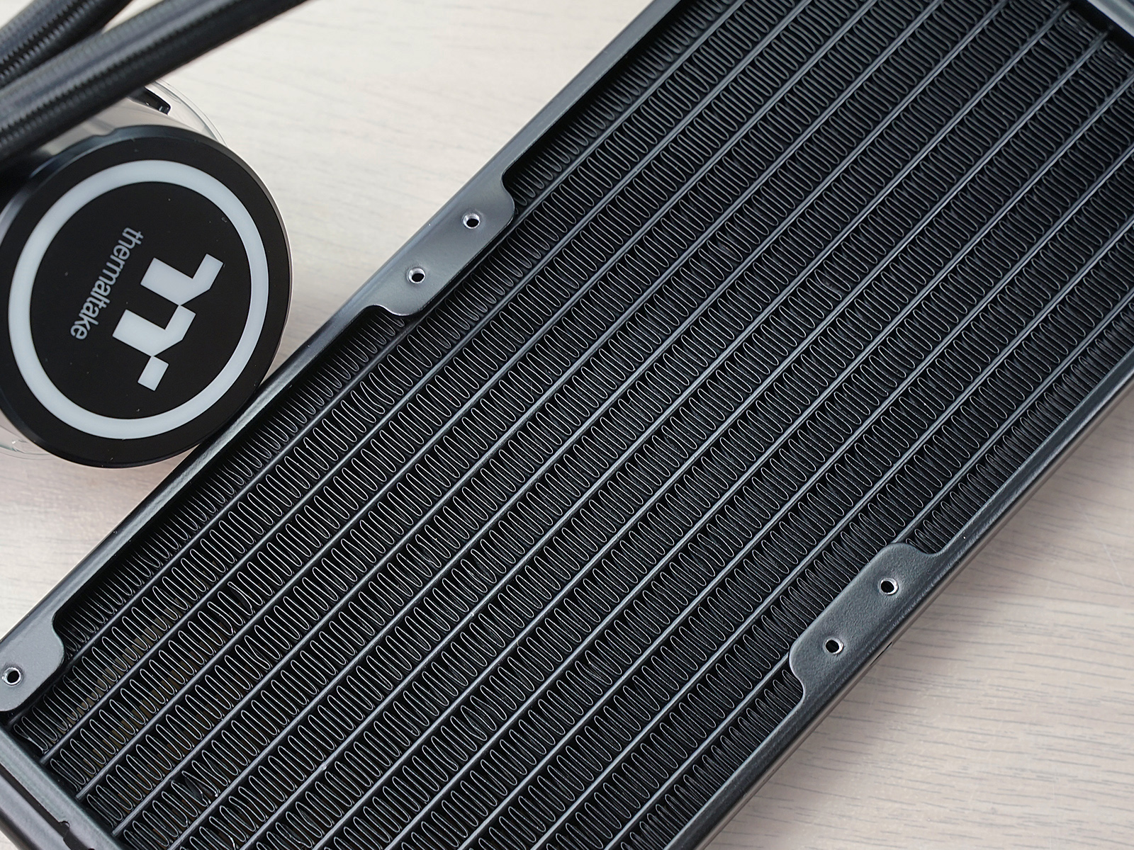 秀桌面：送老婆RGB全家桶PC，钱都花在光效上的感觉真棒