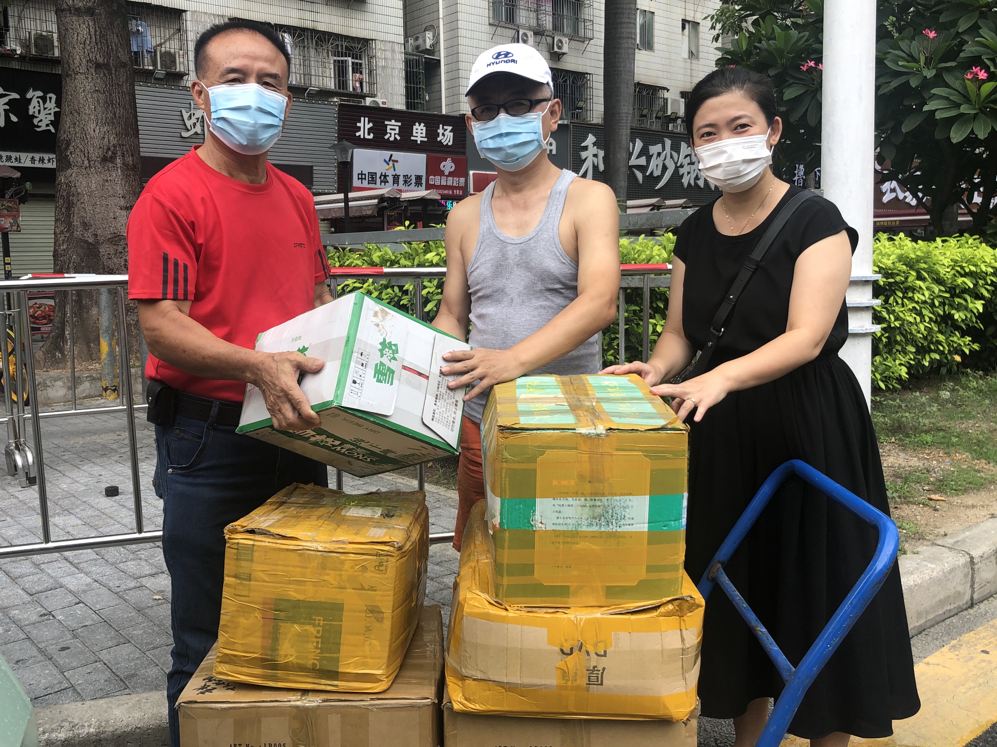 爱心捐衣物情暖贫困户,爱心人士捐赠衣物用行动传递温暖