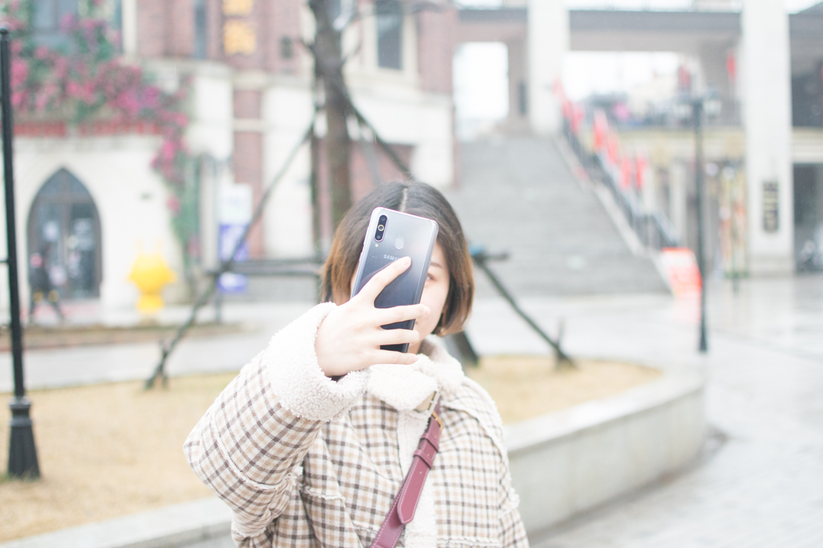 三星什么时候搞挖孔屏,三星手机挖孔屏技术