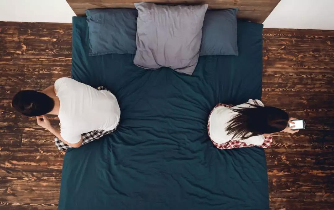 为什么情侣相处久了会感觉很烦,为什么情侣在一起时间久了会无趣