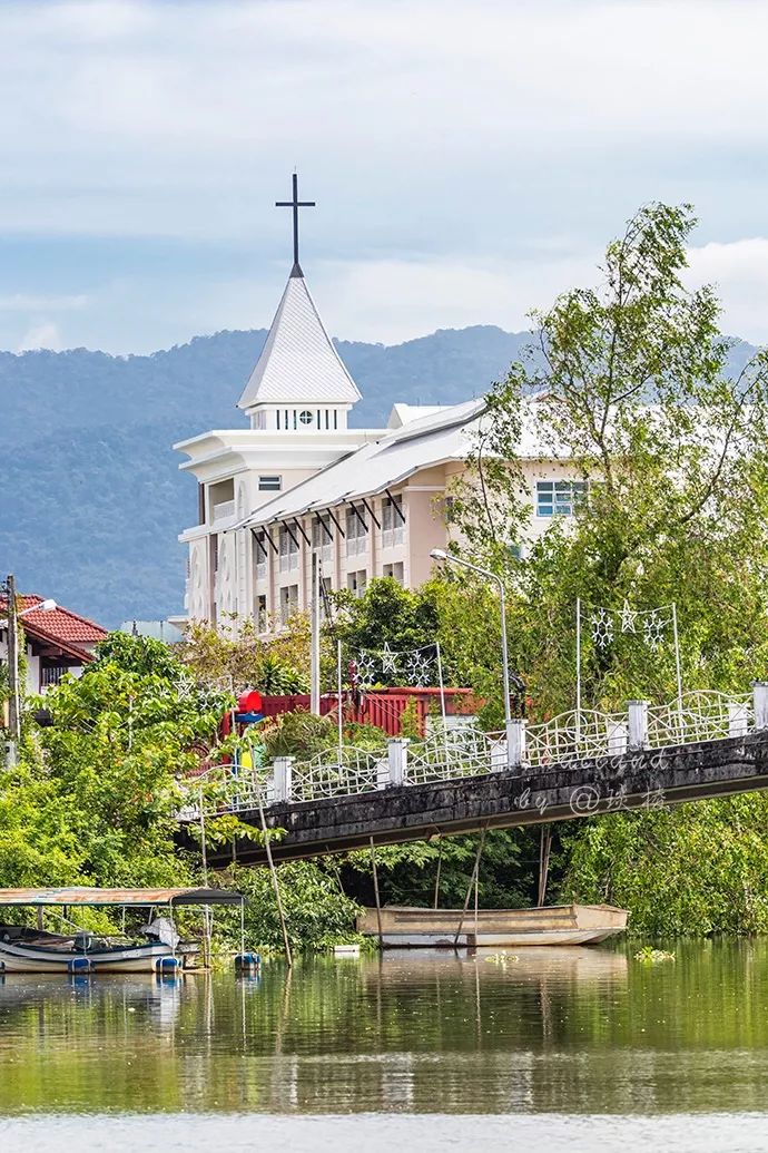 在泰国的“宝石之都”，珠宝街像菜市场，宝石摆地摊上出售