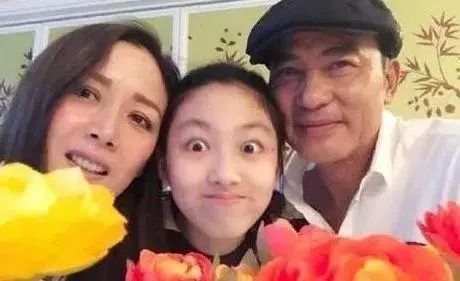 他是香港最低调的影帝，梳起飞机头他又是令人闻风丧胆的江湖大佬