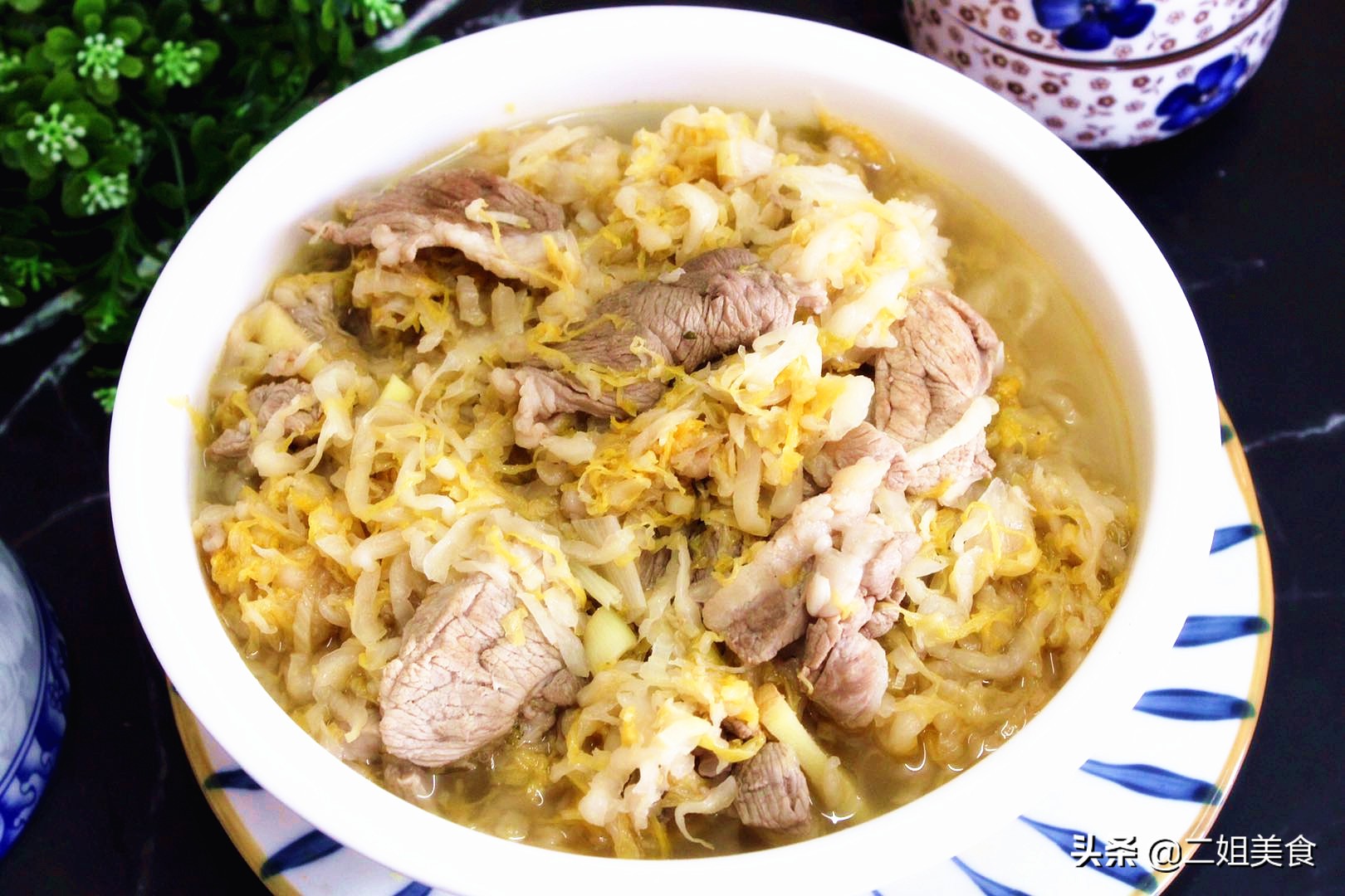 炖酸菜用不用先炒一下,炖酸菜要不要盖盖子