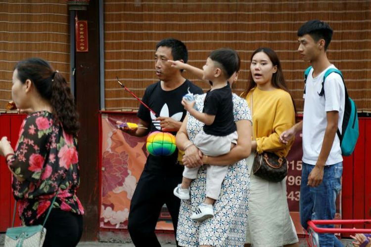 庆国庆出门扫街拍照，专门拍摄娃娃照片，展示洛阳休闲生活