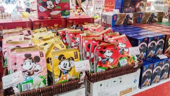 从IP到IP衍生品，主题乐园征服我们的那些“玩具”