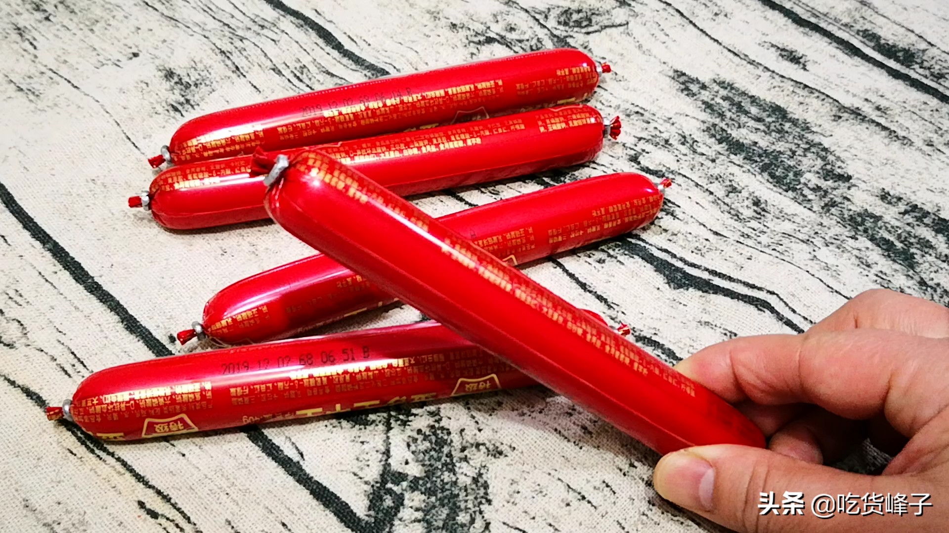 火腿肠有个小机关一碰就开,火腿肠封口有机关轻轻一拉就开