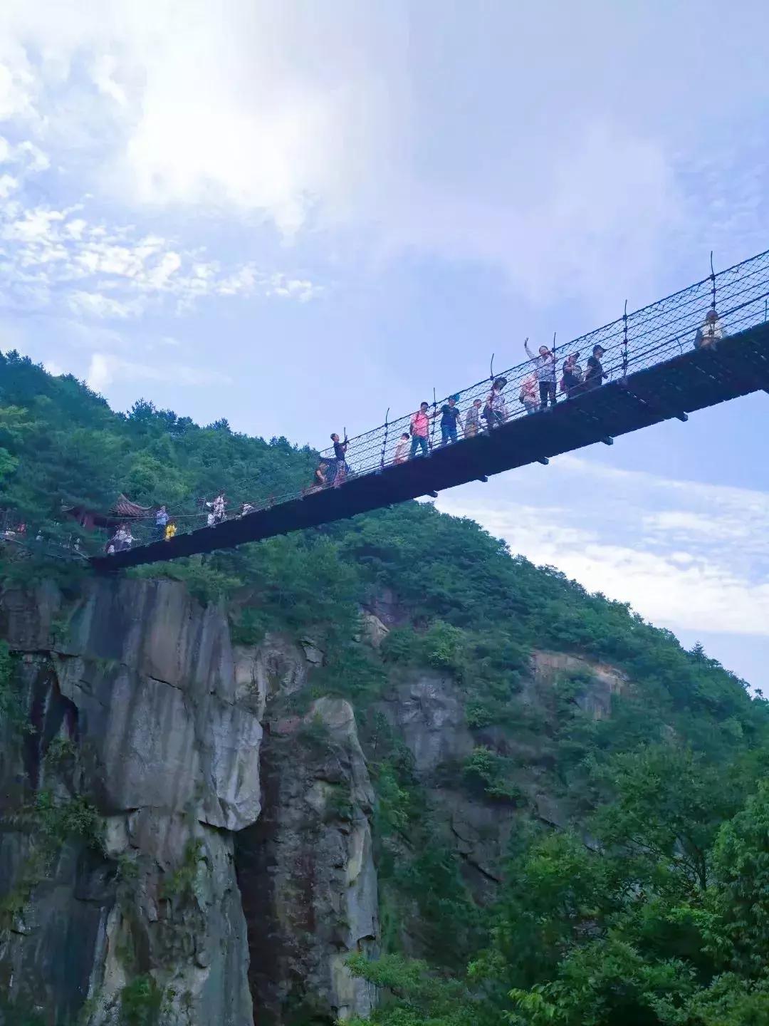 悬崖滑梯风景区,悬崖峭壁雪滑梯