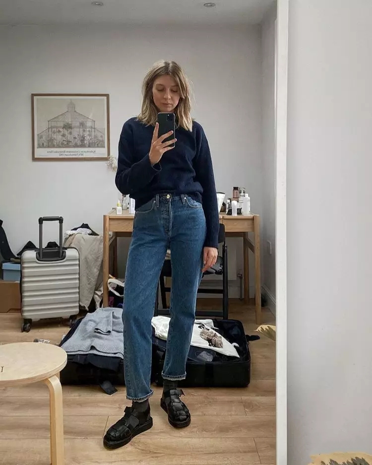 今年流行爆款裤子直筒牛仔裤,今年潮流一点的裤子牛仔裤