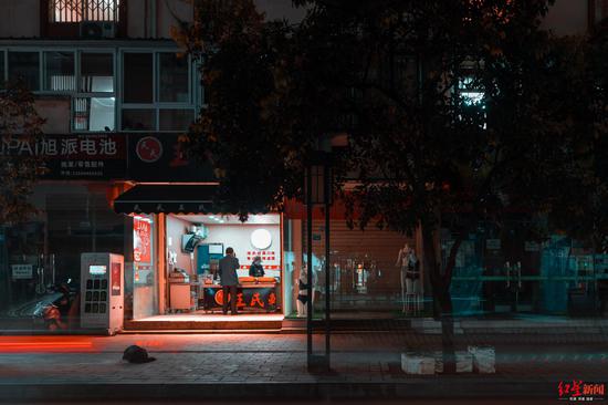 万年场这条街竟长达10年无路灯开发商破产谁来点亮回家路