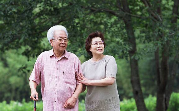 医生高空为老人吸尿,医生为前列腺病人吸尿