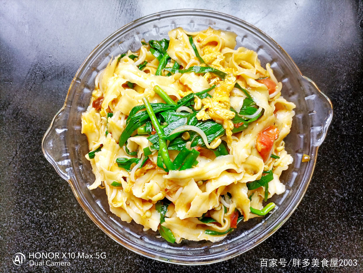 油泼荞麦刀削面香味浓郁面条筋道,刀削面最终的做法