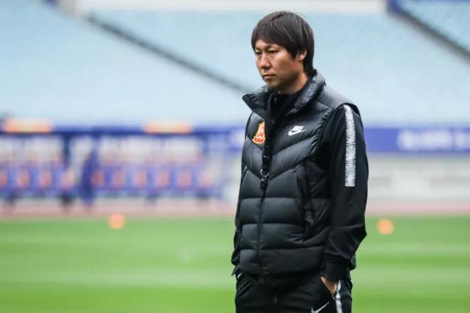 早晨跑步，上午工作，下午训练，带队冲进12强的李铁心情大好