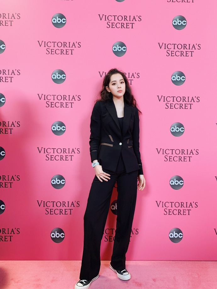 最性感的“星女郎”，和老公撕逼后，在维密首秀皮衣深V大放异彩