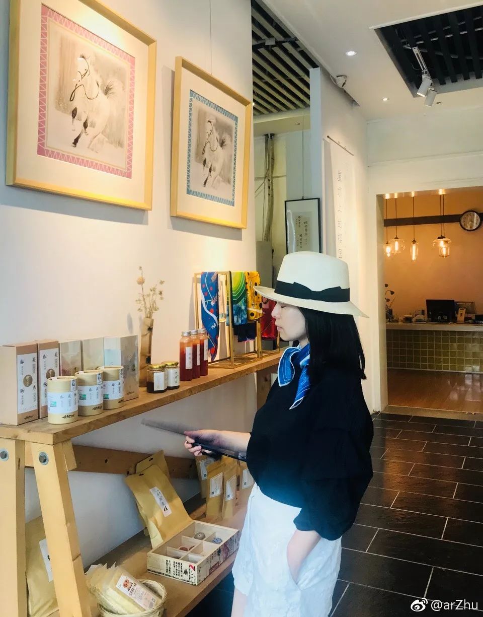 从服装外企高管到独立设计师，她把文学作品做成丝巾系在脖子上