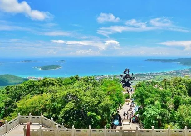 高温下的阳光沙滩海浪,为什么现在不出国也能买免税产品