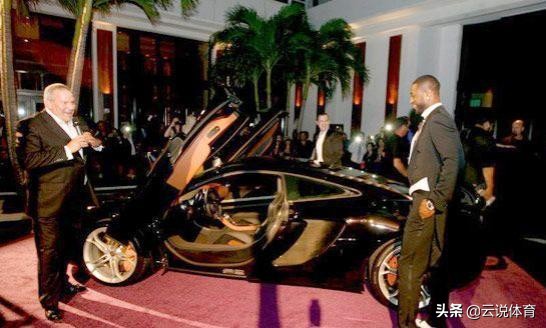 NBA巨星从不差钱：詹皇18岁开2003悍马H2