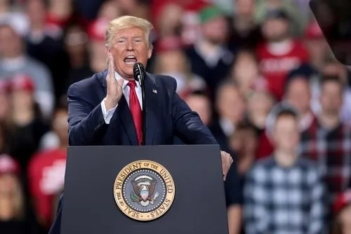 报名参加特朗普*会集**的美国民众需同意:感染新冠责任自负