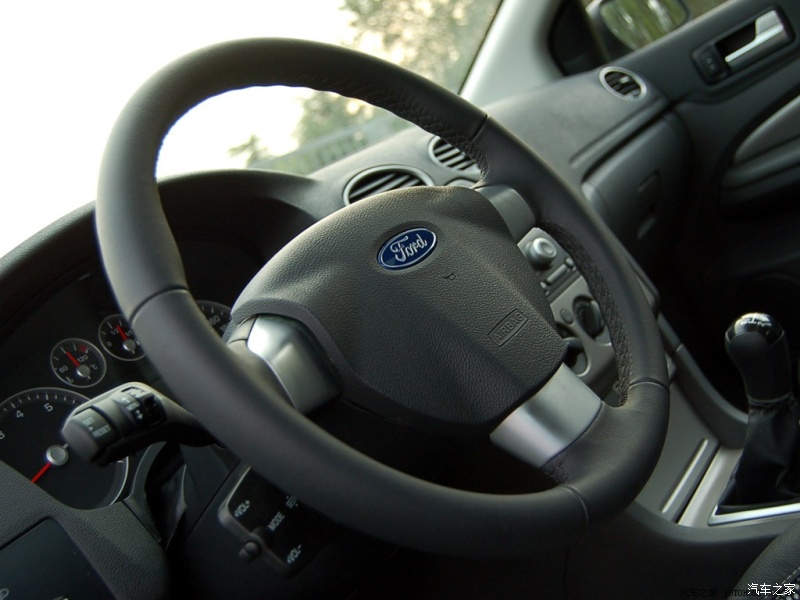 福克斯两厢2.0自动豪华运动,运动款福克斯与普通版的区别