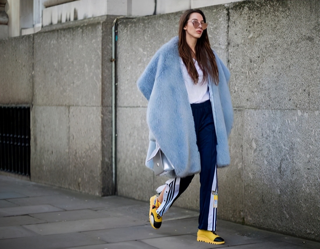 奔四这样穿舒适大方又好看,奔四奔五女人穿什么鞋好