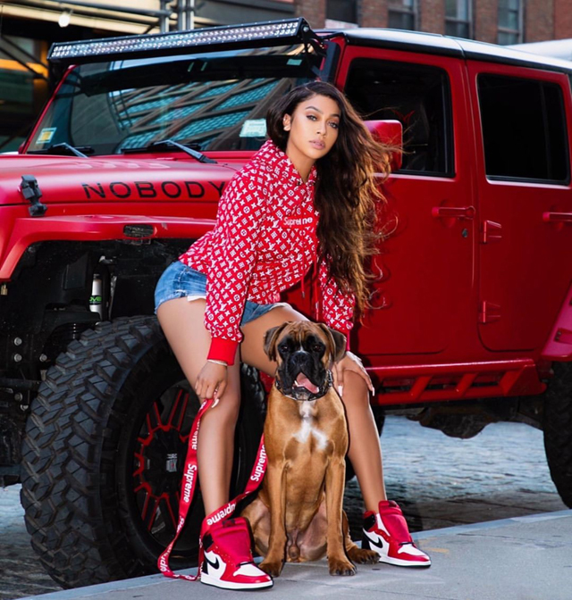 瓦妮莎出去约会,周末瓦妮莎出行