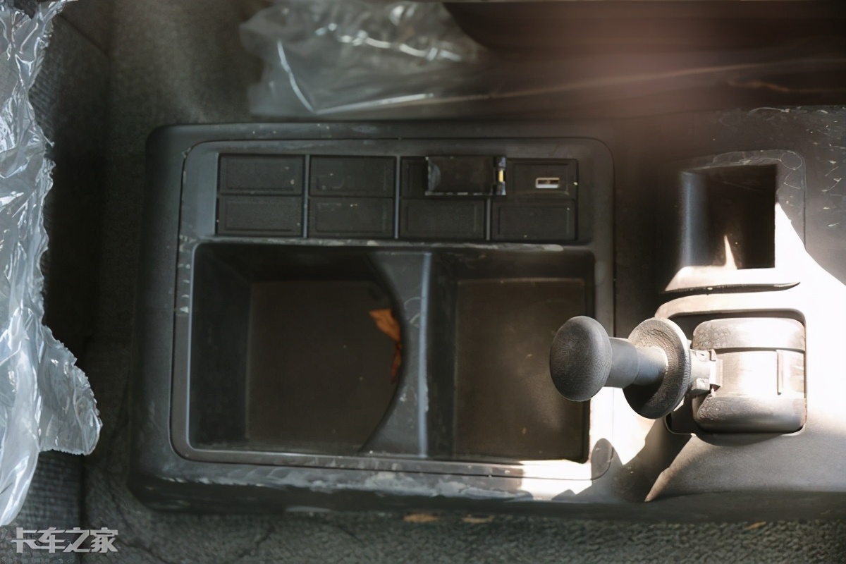 汕德卡600升双腔油箱,600l双腔油箱