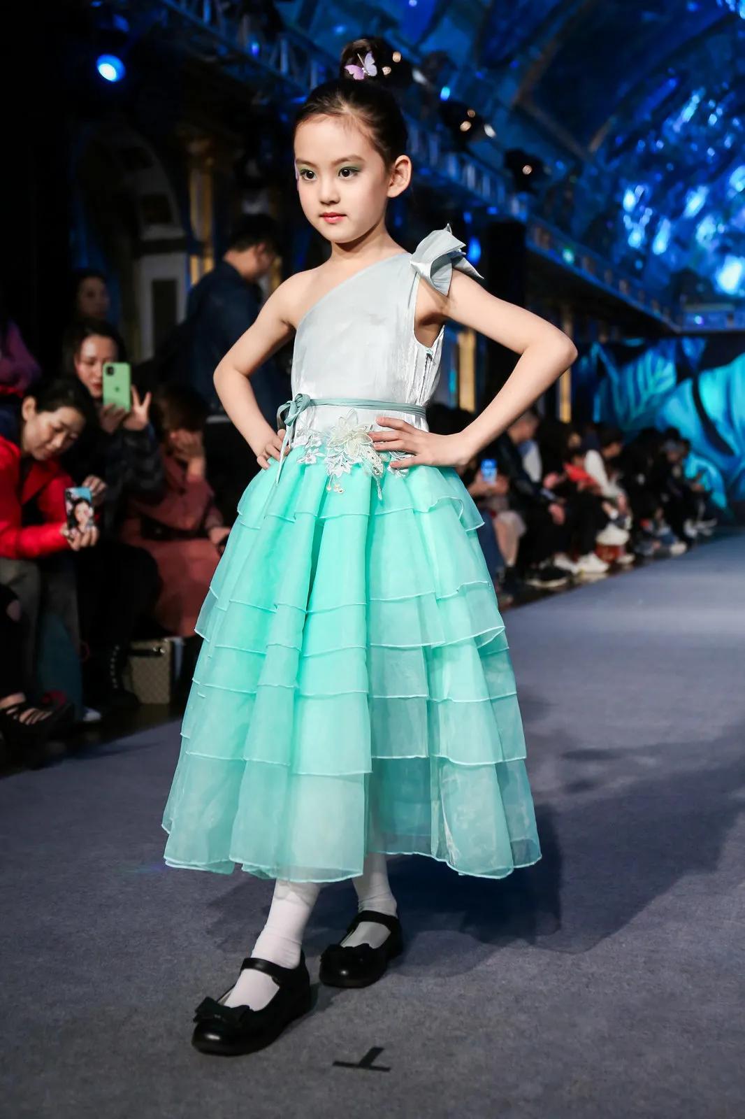 童模走秀基本功训练男孩,童模中级走秀教学动作考核