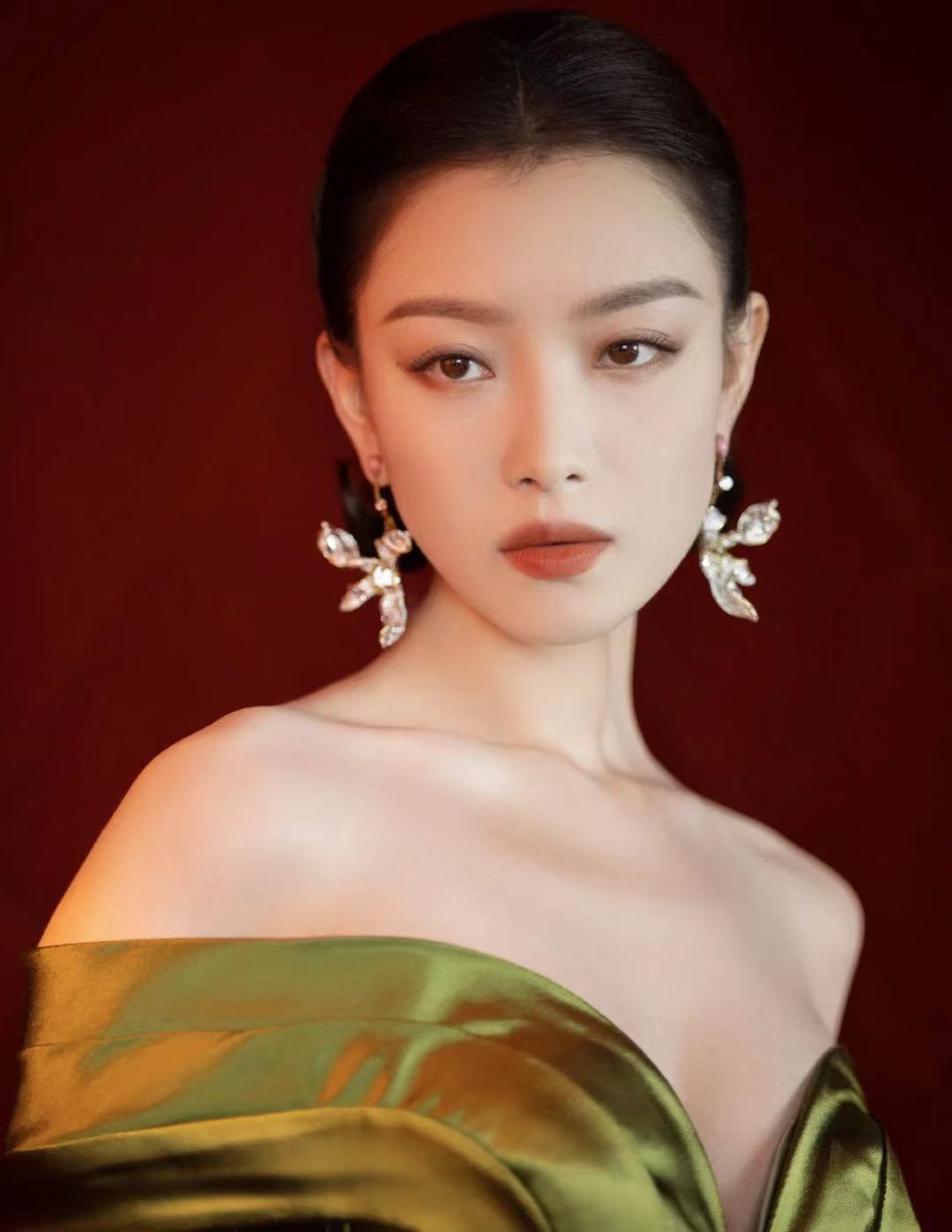 菱形方脸女生适合中分,适合方脸女生的千禧风