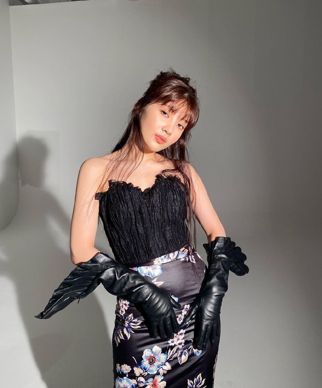 朴秀荣碎花裙,朴秀荣穿黑色连衣裙