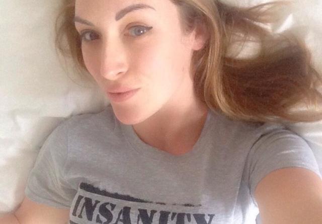 英国女模称男性精华可抗病毒,号召民众食用,自己已有3年经验