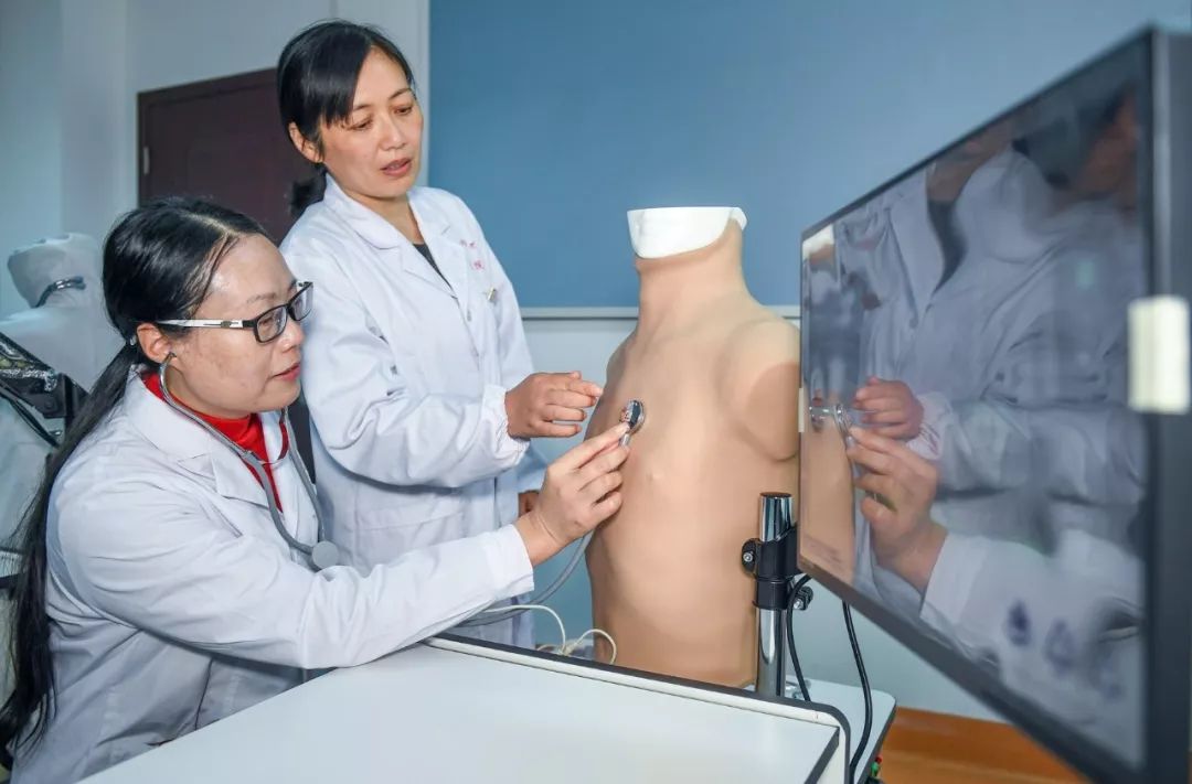 湖北50岁女大学生火了！平时上学节假日上班，还拿了国家奖学金