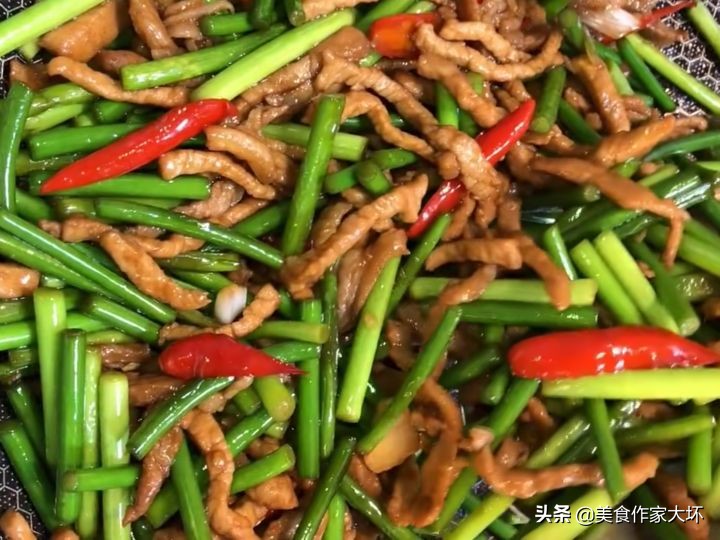 肉丝炒蒜苔如何不老,蒜苔炒肉丝怎么炒才不老