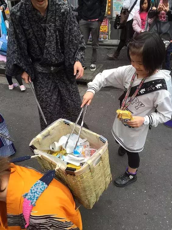 街头捡垃圾的日本武士忍者,日本武士捡垃圾