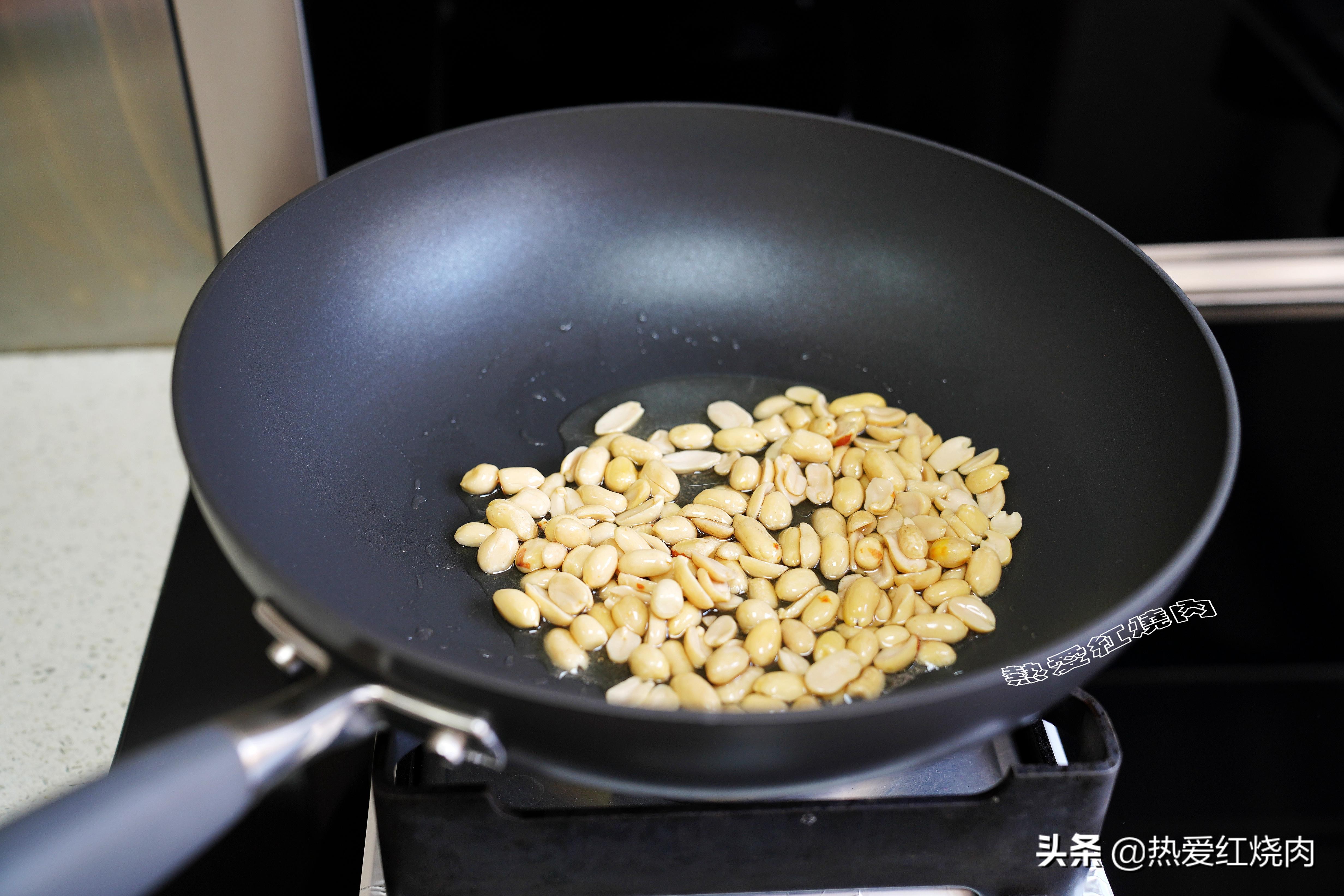 孜然炒鸡丁最正宗的做法,炒鸡胸丁肉嫩而不柴的诀窍