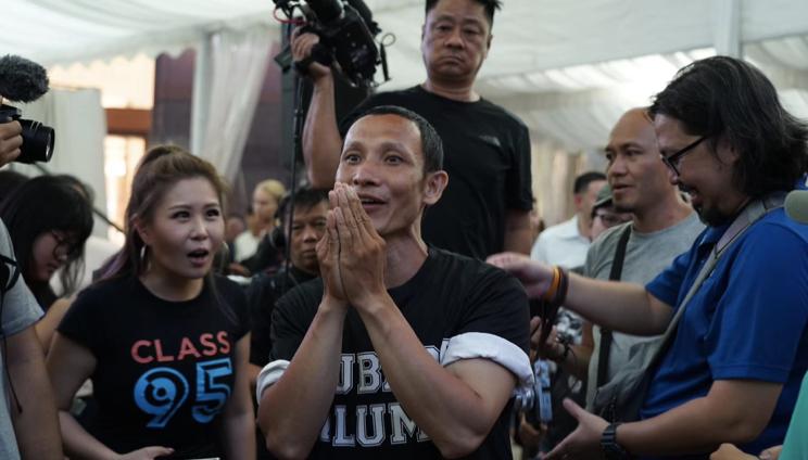 这个人把手摸在车上超过3天3夜赢了一辆车你觉得你行不？