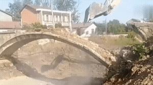 当你发现你*载下**好几天的游戏，但是电脑带不动这个游戏玩不了时！