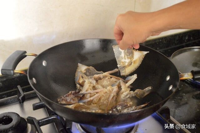 葱姜炒螃蟹虾的家常做法,炒葱姜螃蟹的家常做法