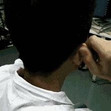 两个手指夹住耳朵奇迹发生了,用两个手指夹住耳朵揉