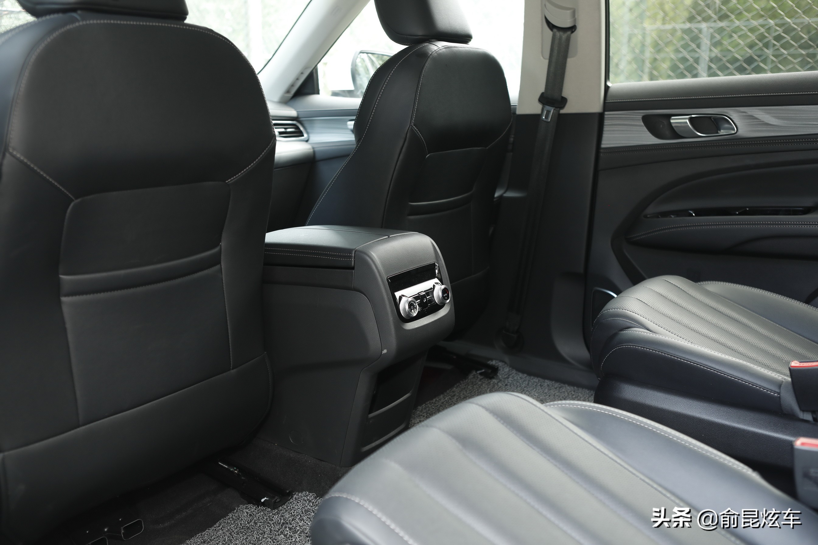 福特领裕6座尊领型评测,江铃福特领裕五座空间实测