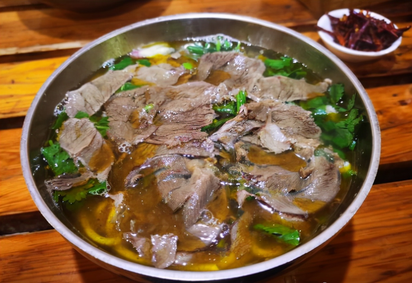 重庆馆子卖贵州特产，老板态度差客人也排队买，网友：把老板惯的