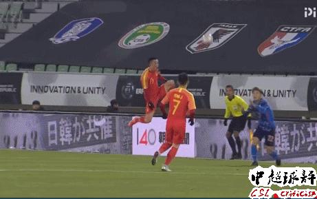 这动作比韦世豪恶劣多了：30岁国脚再现1爆头式犯规