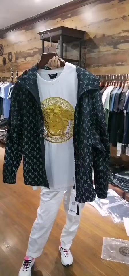 顾客推车选时尚衣服，合肥一服饰仓储零售模式走红